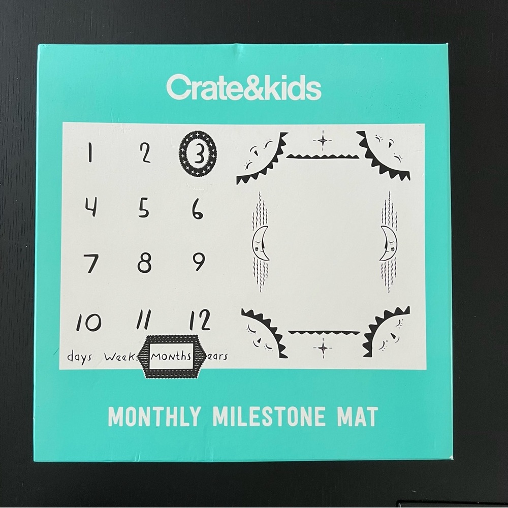 Crate & kids monthly milestone mat